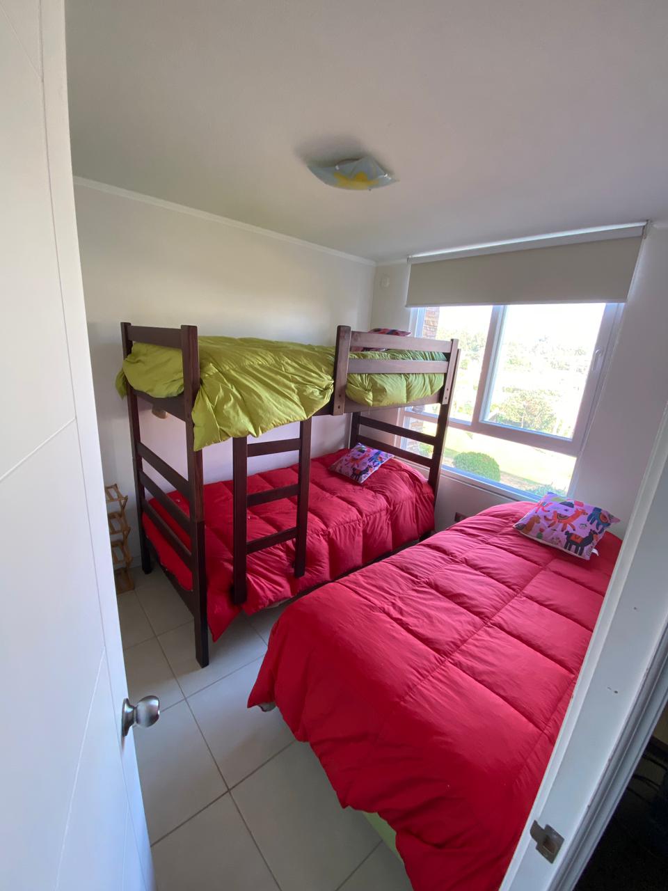 Një dhomë gjumi me një krevat marinari plus një krevat tek me një dollap të pajisur plotësisht.
