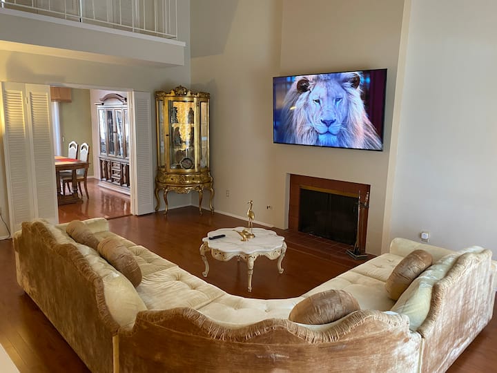 Super Spacious Home 1 Mile From The Beach - San Diego, CA