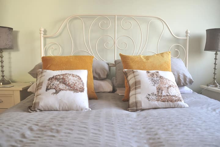 Një krevat King Size ofron një vend të rehatshëm dhe të gjerë për vizitorët për të fjetur. 