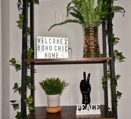 5 BDRM Boho Chic Home by the Beaches gallery image 3