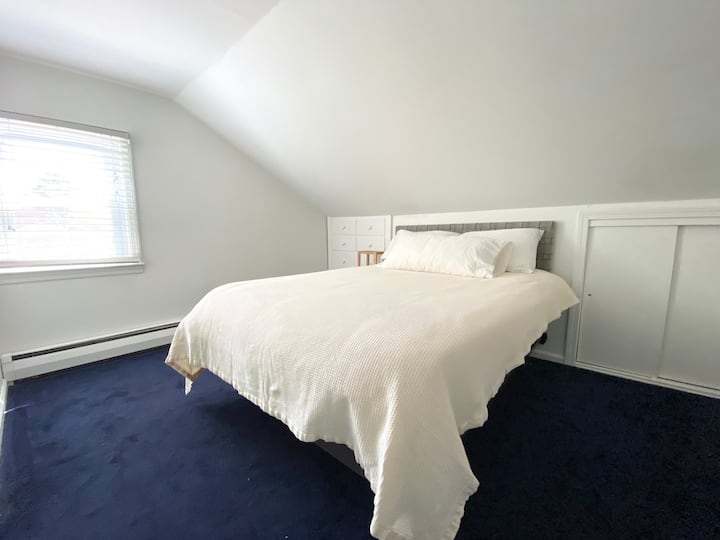 Chambre au 2e étage avec lit double
