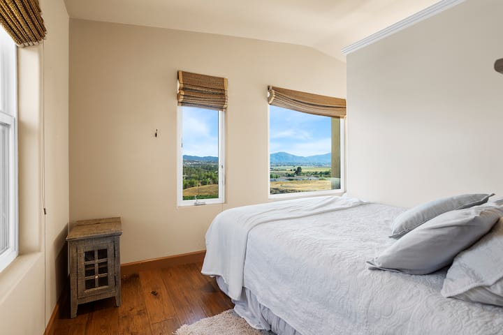 4号卧室有共用墙，通往5号卧室有一个小开口