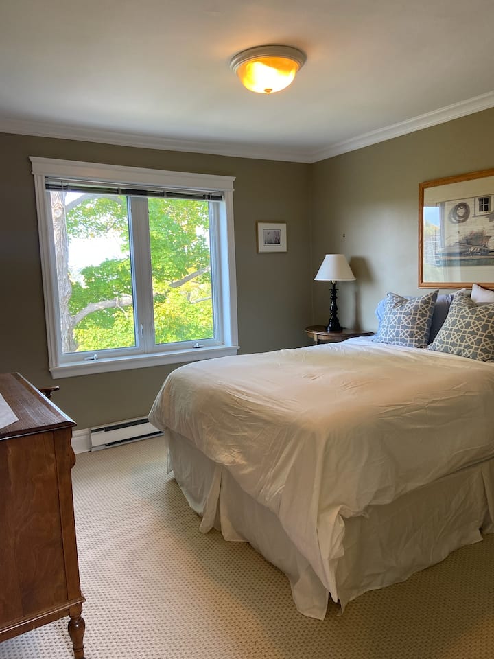 חדר שינה ביחידה העליונה עם מיטת קווין סייז.