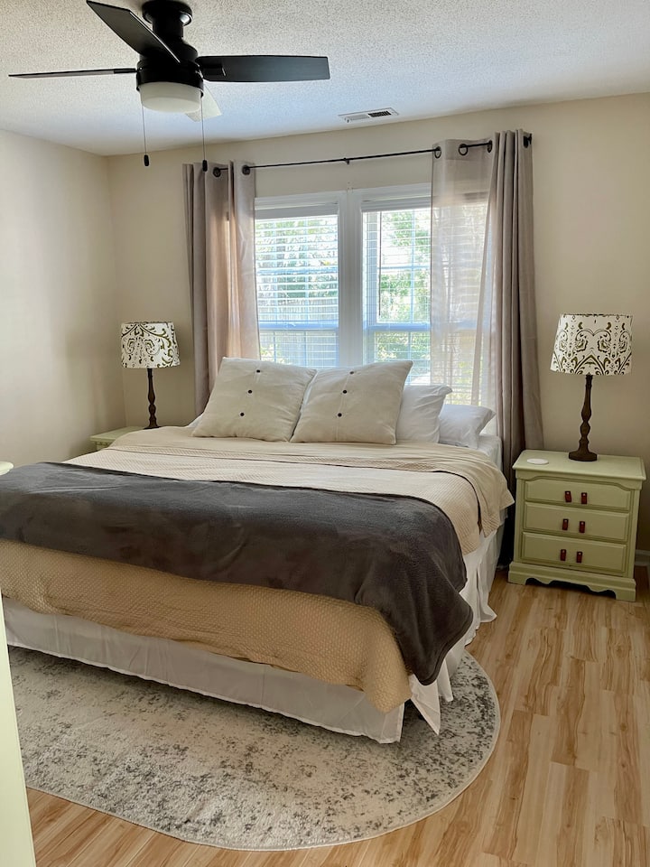 מיטת קינג סייז בחדר השינה הראשי