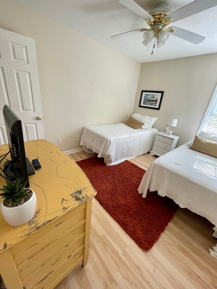 2 מיטות יחיד עם טלוויזיה בחדר 