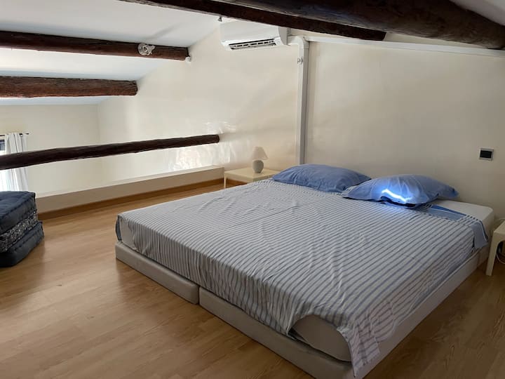Mezzaninen og dens queensize-dobbeltseng.