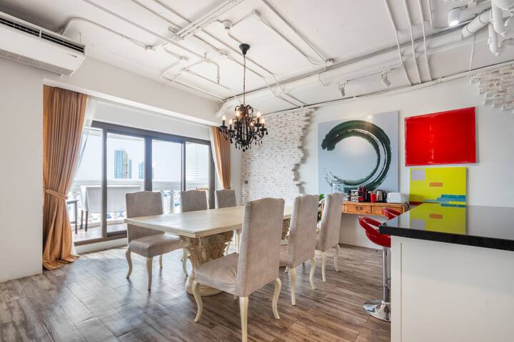 Designer Loft with Stunning RiverView+Free Pick-Up gallery image 4