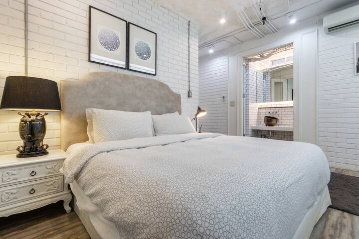 Designer Loft with Stunning RiverView+Free Pick-Up gallery image 3