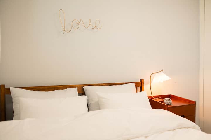 Manželská posteľ (spálňa 1)
Hotelová posteľná bielizeň