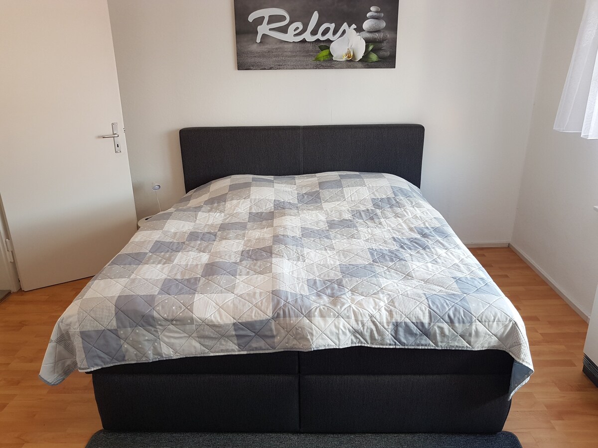 ห้องนอนพร้อมเตียงสปริงแบบกล่อง (180X200)