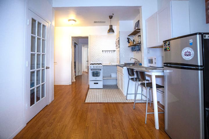 Empire State ~Beautiful 4 Bedrooms~ Prime location gallery image 3