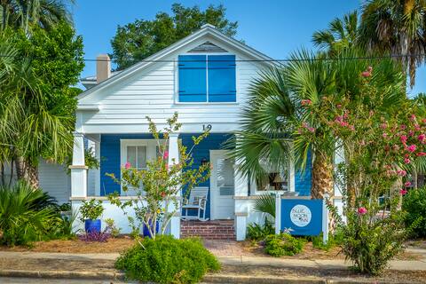 Downtown Apalach /
Blue Moon Cottage / Sleeps 2-8