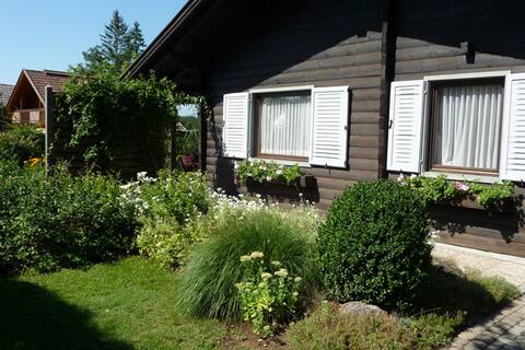 Sunny cottage right on Faakersee