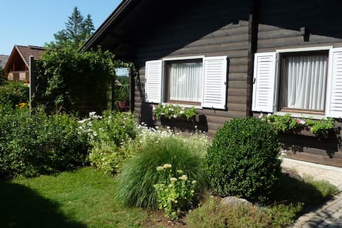 Sunny cottage right on Faakersee