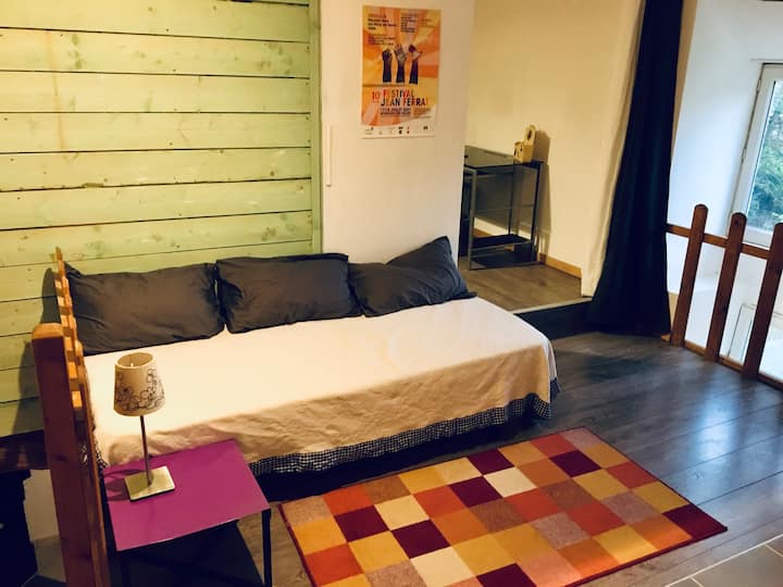 chumba cha kulala chenye vitanda 2 vya watu 90 kwenye mezzanine