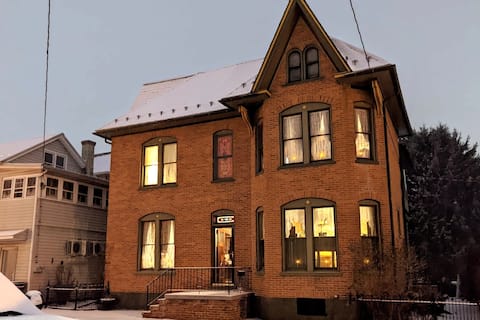 Queen on 13 - Victorian Style & Modern Comfort
