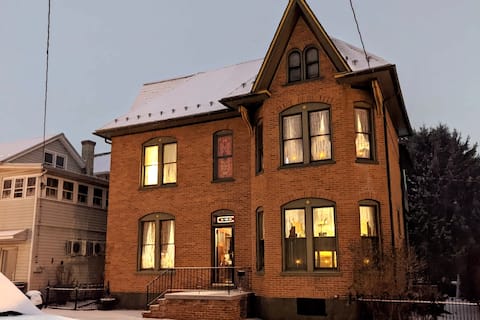 Queen on 13 - Victorian Style & Modern Comfort