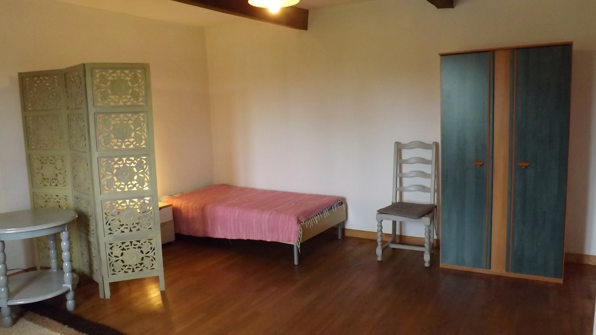 يمكن ربط السريرين الفرديين أو فصلهما بواسطة شاشة