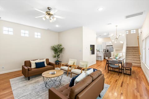 Top Airbnb: Luxe 3B/2B! Kid Friendly! Tesla Charger!2 mi Hobby in Golfcrest / Bellfort / Reveille