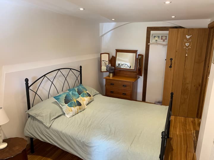 Camera da letto al piano inferiore facilmente accessibile con letto matrimoniale.