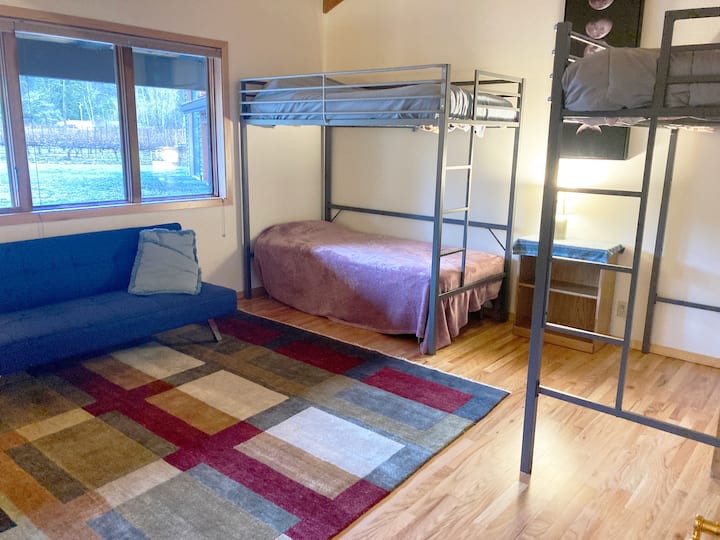 Dhomë fjetjeje me 4 krevate tek, strehë e përsosur për fëmijë.