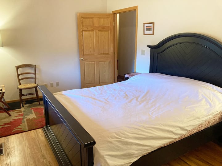 Dhomë gjumi dopio "queen" me pamje nga vreshti.