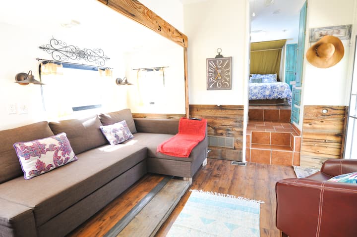 Разтегателният диван се превръща в двойно легло и две удобни легла