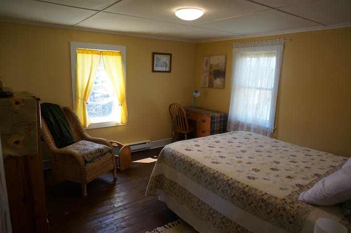 2e chambre - milieu - lit queen size et bureau