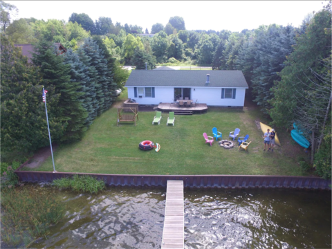 Lakefront cottage on Secluded Upper Herring Lake