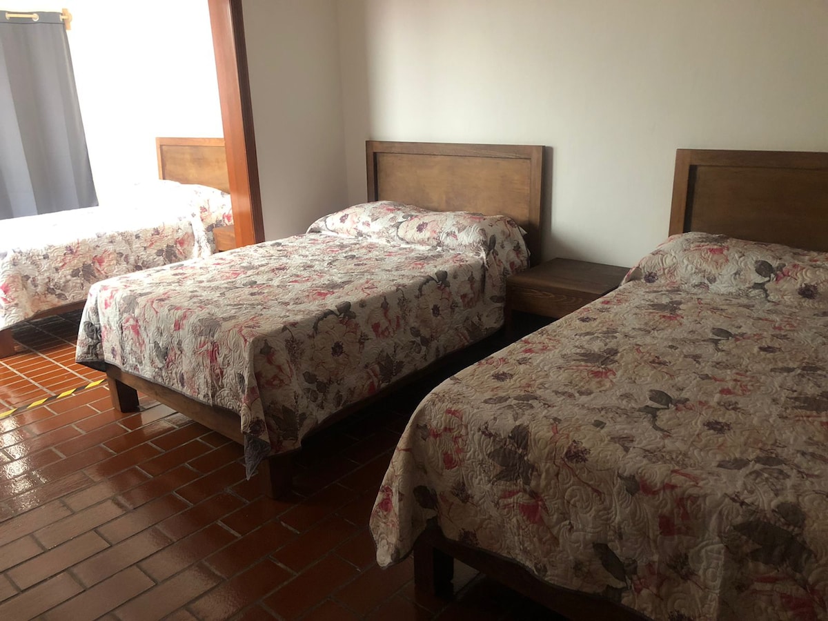 Спалня 1, с 3 двойни легла