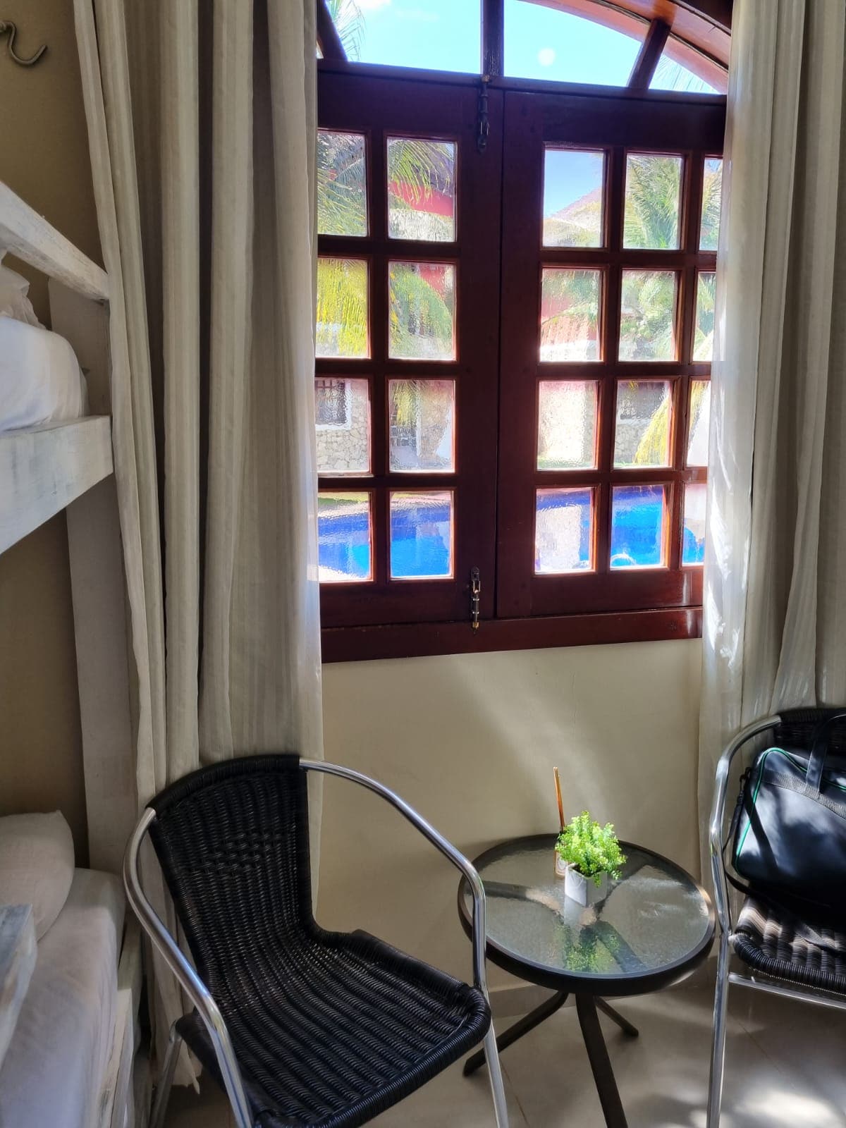 Okno do spálne 2 - s výhľadom na bazén