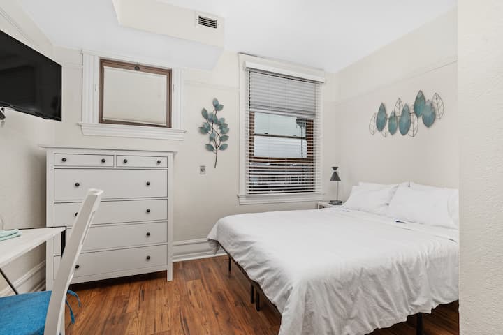 เตียงควีนไซส์..... เปลี่ยนผ้าปูที่นอนทุกสัปดาห์....