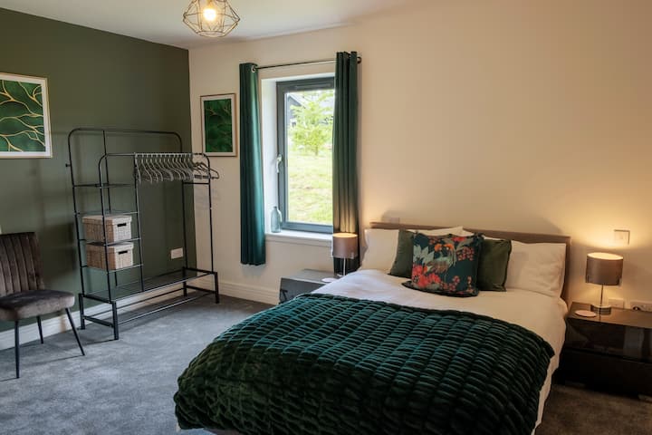 Дупли кревет со самостојна ограда за облека.