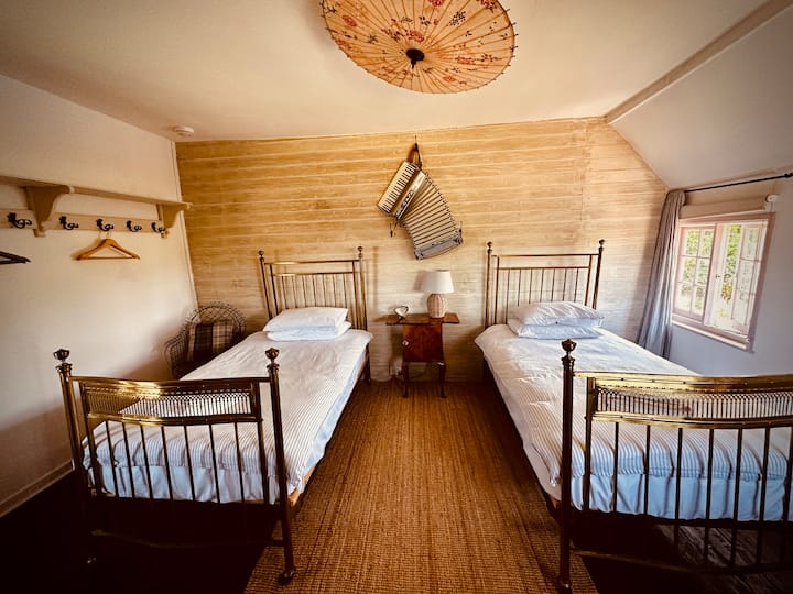 Duck - with antique brass twin beds