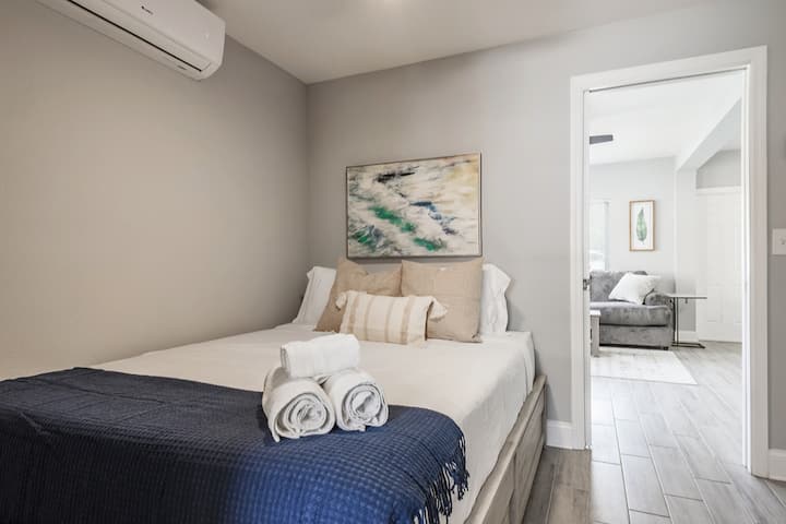 سرير مزدوج مع سرير متحرك في الأسفل