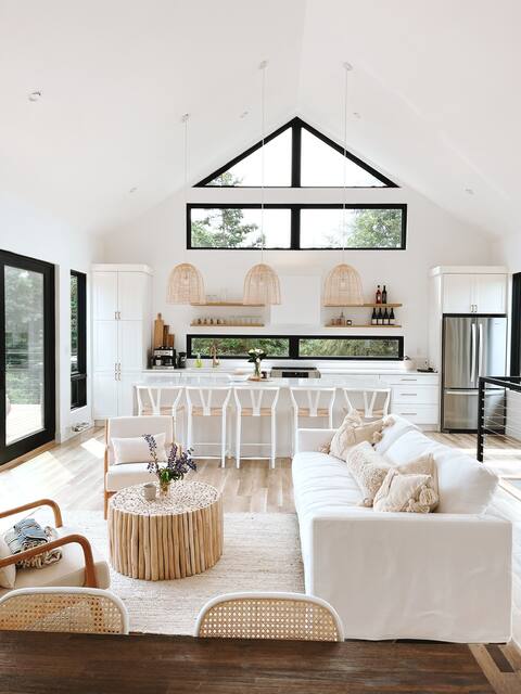 Lupine Cottage: Oceanside Home in Cavendish