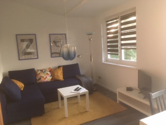 Woonkamer met gezellige zithoek en TV.
De bank kan worden omgebouwd tot een tweepersoonsbed