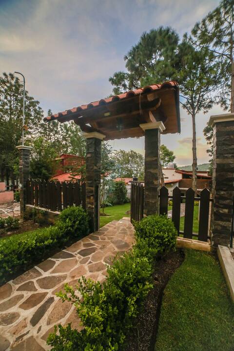 Cabin with home warmth, the lomita 16 people
