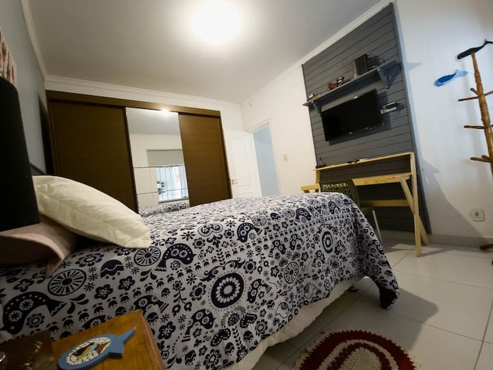 Ორადგილიანი ნომერი კარადათი და სახლის საოფისე ფართით.