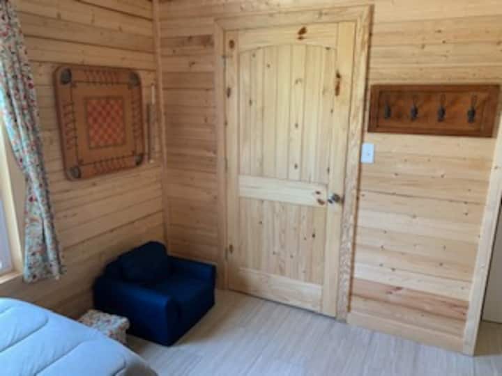 Ormar i mala stolica u spavaćoj sobi 2.