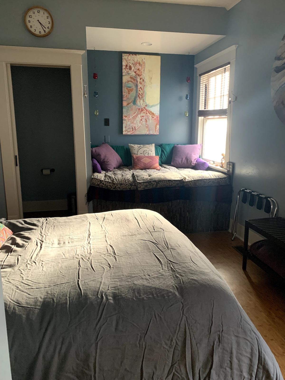 Stražnja soba Dream ima bračni krevet (160x200), malu „džepnu kupaonicu” i udobno sjedalo uz prozor za druženje. 