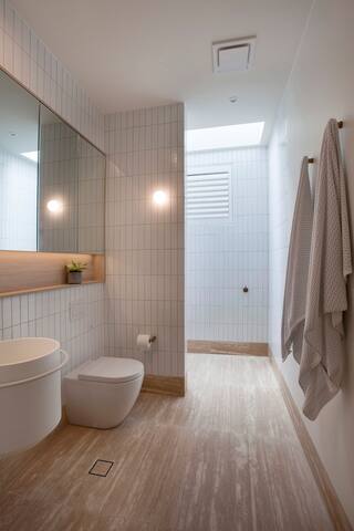 Resort style home in North Bondi gallery image 2