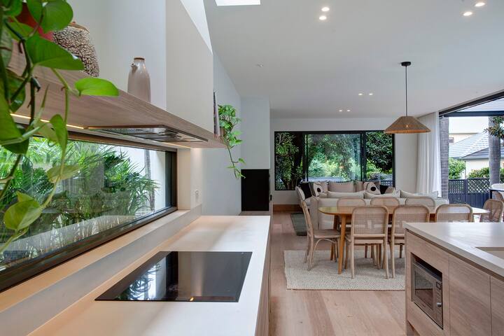 Resort style home in North Bondi gallery image 5