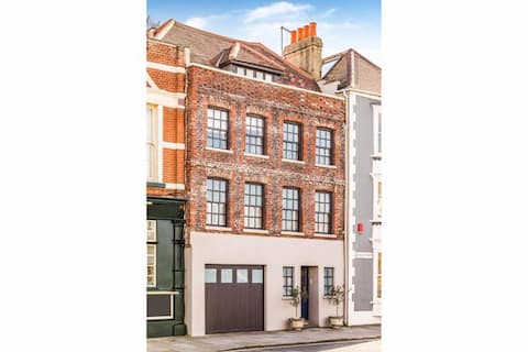 Stunning 360 sea & city views 5 bed listed home