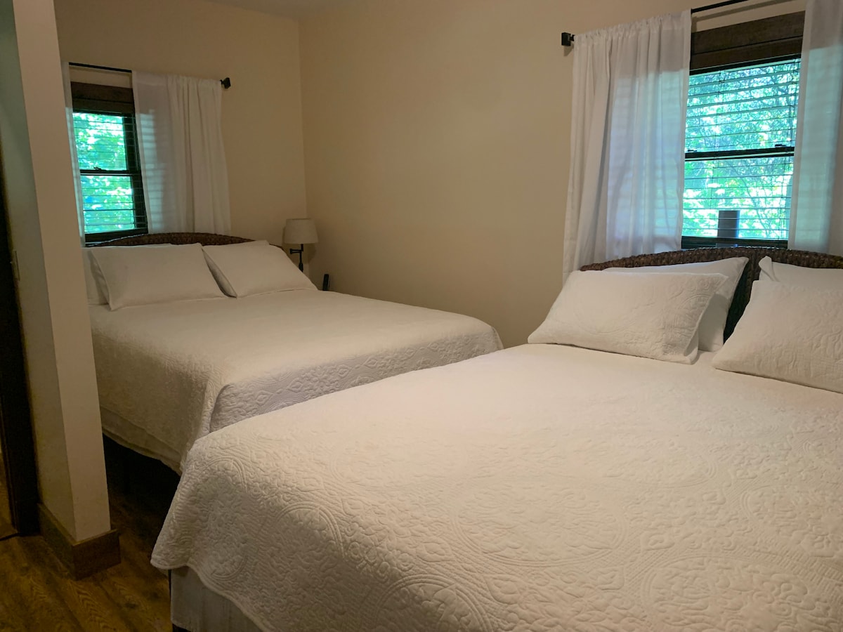 Две двойни легла в много уютна спалня на долния етаж