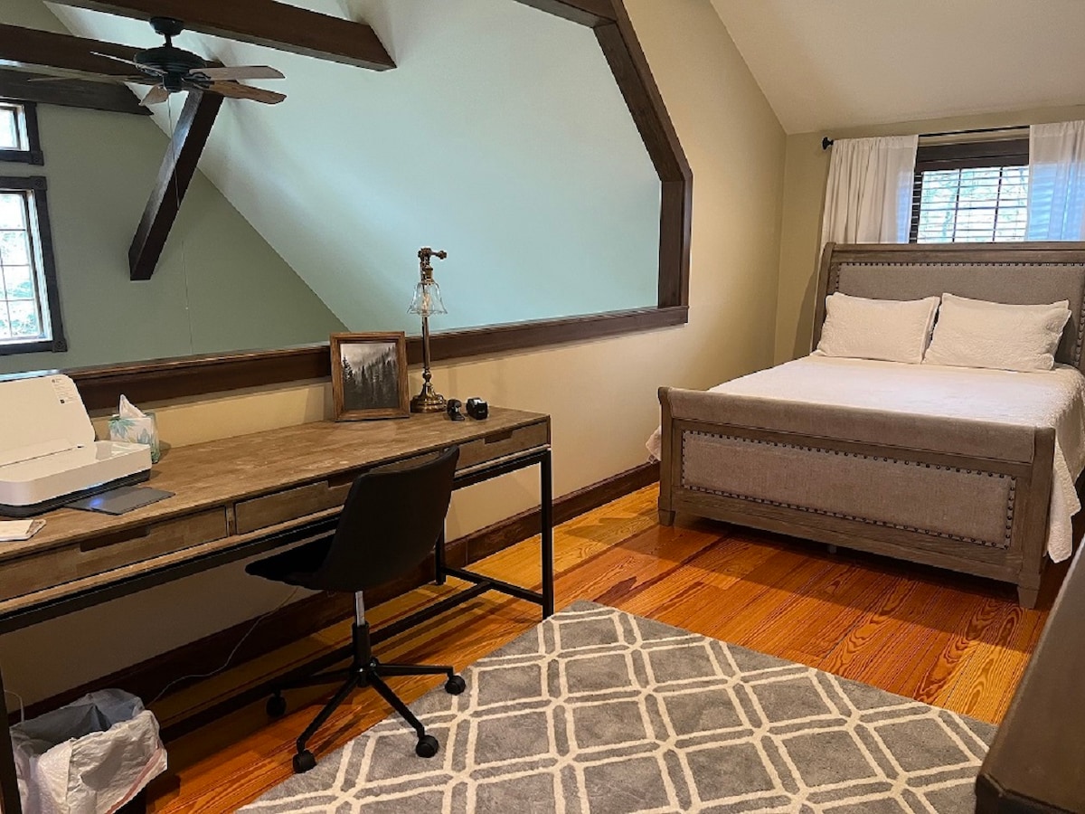 Лофт за спане с двойно легло queen size и офис пространство