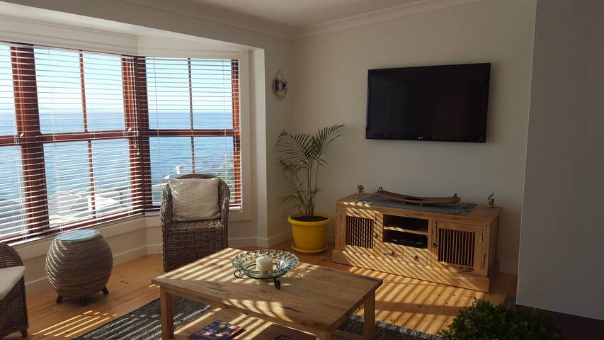 18 Steps – Seaside Cottage with breathtaking views gallery image 5