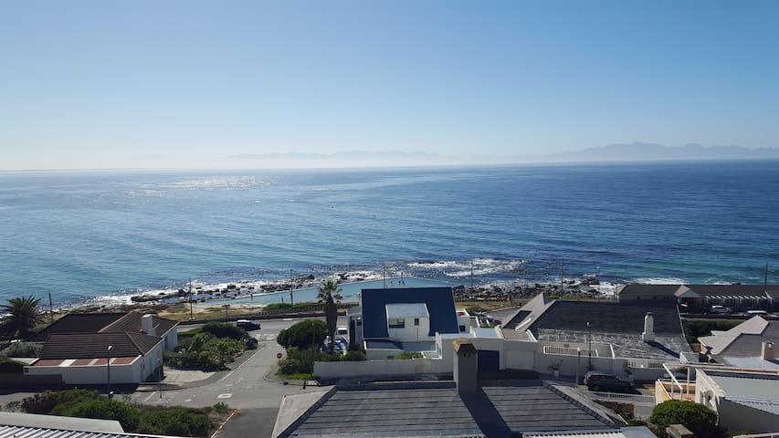 18 Steps – Seaside Cottage with breathtaking views gallery image 2