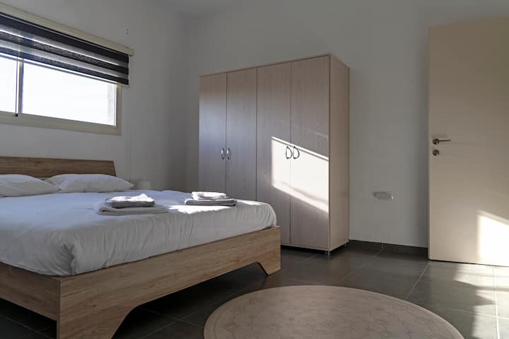 hlavná spálňa s vlastnou kúpeľňou
Rodičovská izba s vlastnou kúpeľňou