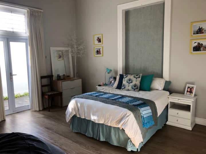 3e chambre : lit double avec salle de bain attenante